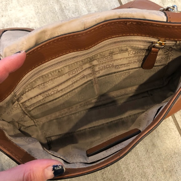 Micheal Kors Purse - Picture 6 of 8